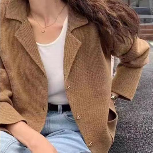 Veste Boucle Élégante pour Femmes avec Boutons Dorés Chic & Stil