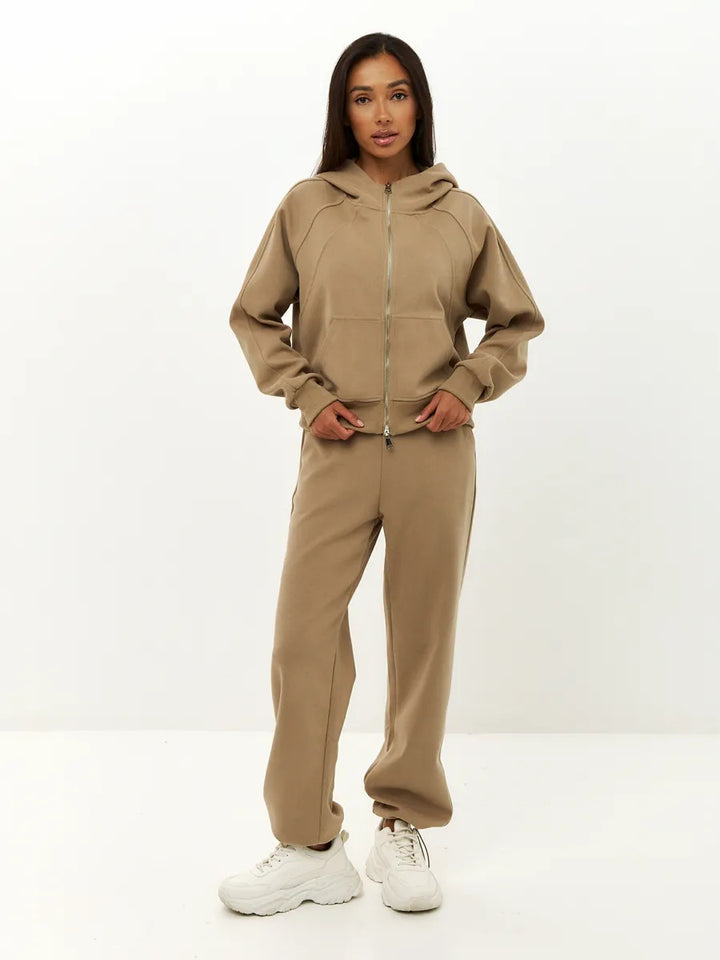 Relaxed fleece jogging set for women with high collar and full zip closure Lune London