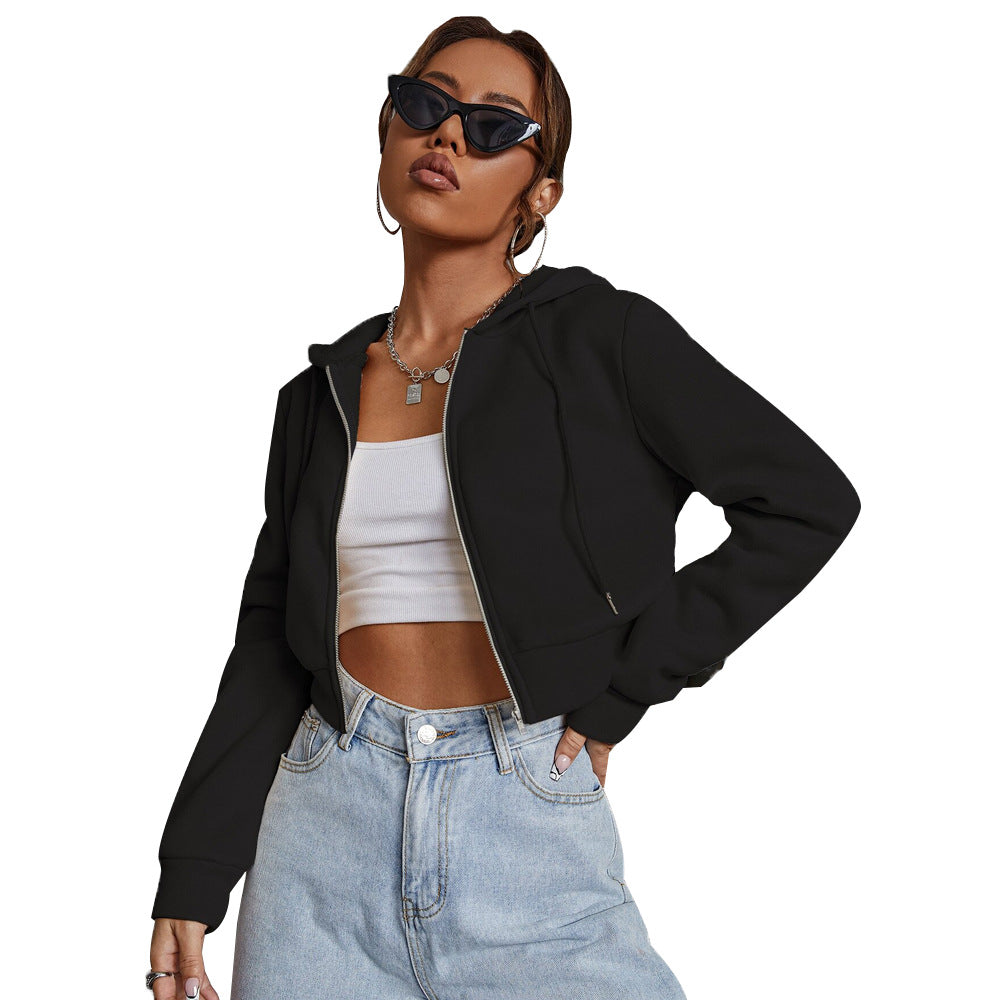 Veste à capuche courte pour femmes avec une coupe tendance et un matériau confortable Chic & Stil