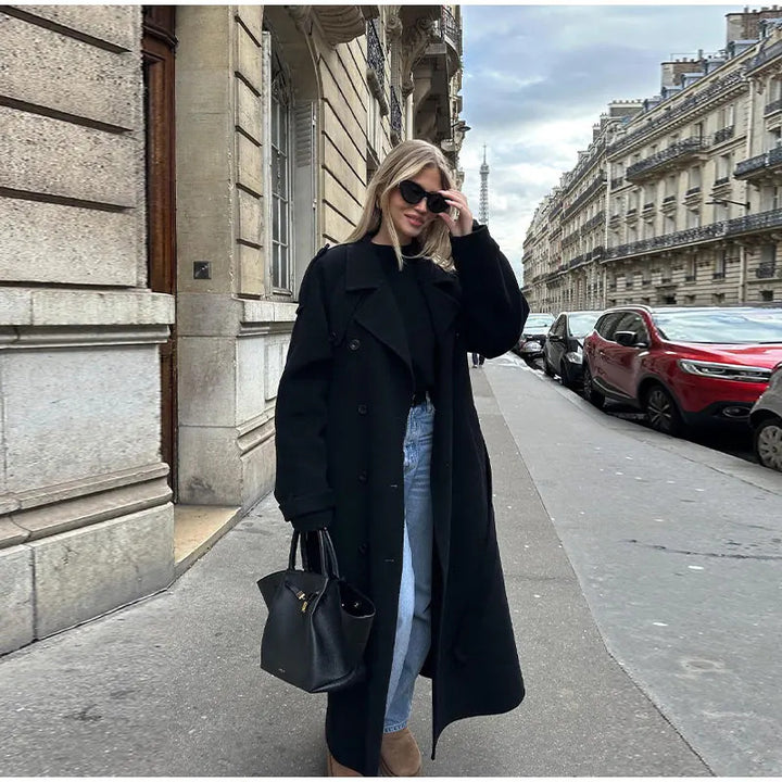 Elegant women's coat made of high-quality material with adjustable belt