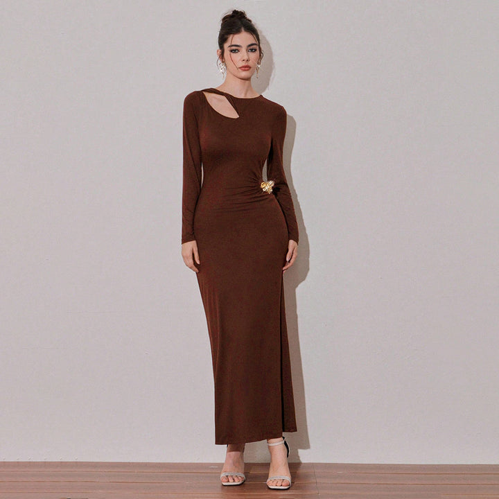 Robe maxi femme avec décolleté asymétrique et drapage sexy Chic & Stil