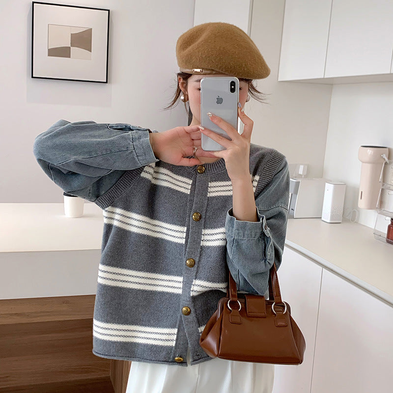 Cardigan pour femmes avec un motif rayé saisissant et des boutons décoratifs Chic & Stil