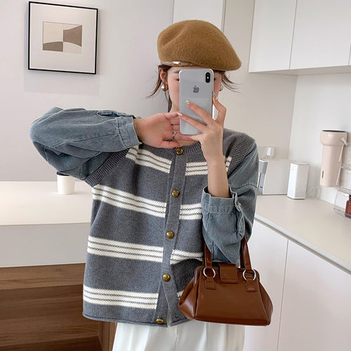 Cardigan féminin confortable avec des rayures modernes et une fermeture à boutons tendance Chic & Stil