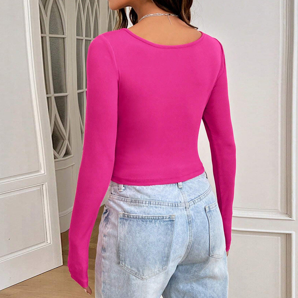 Short women's shirt with long sleeves, square neckline, and refined ribbed structure Chic & Stil