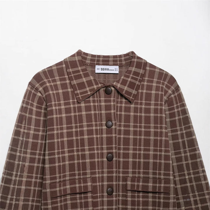 Plaid Transition Jacket for Women with Practical Pockets and Chic Fashionable Cut