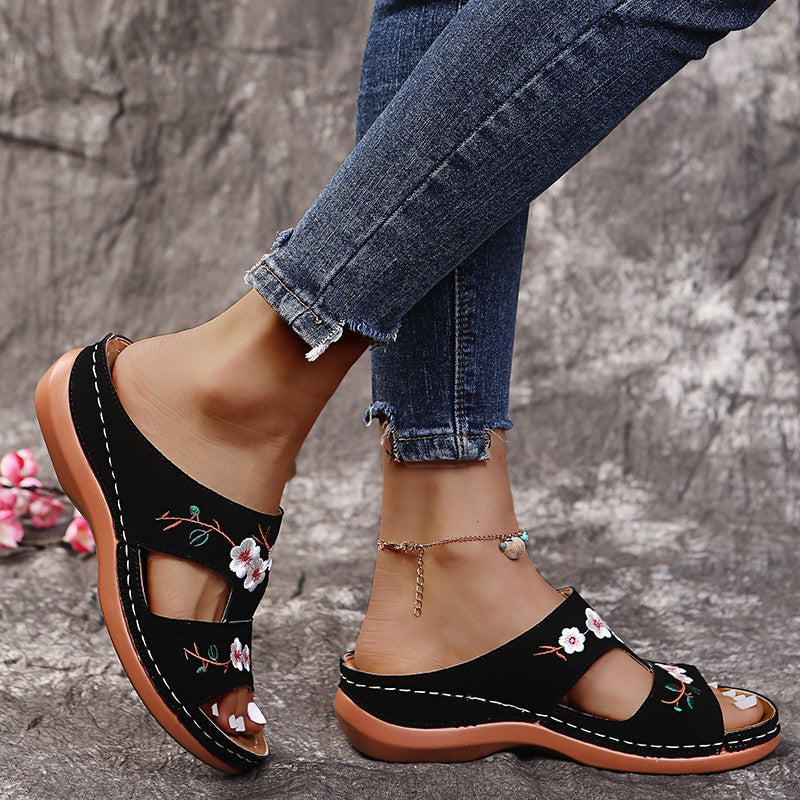 Women's strap sandals with floral embroidery and comfortable insole Chic and Style