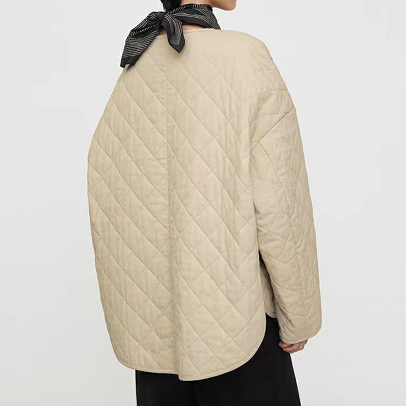Quilted transitional jacket for women with practical pockets and round collar Lune London