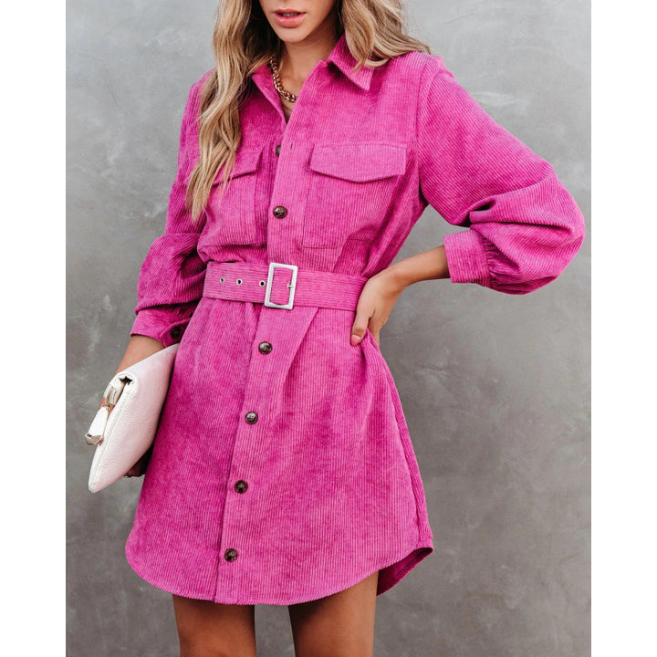 Robe en velours pour femmes avec ceinture à la taille et poches poitrine Chic & Stil