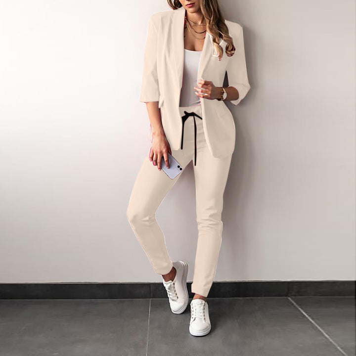 Elegant and modern suit set for women with fitted blazer and slim pants Lune London