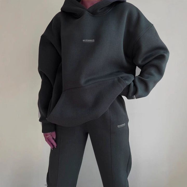 Ladies oversized comfortable sweatshirt with kangaroo pockets and modern inscription Lune London