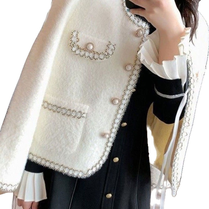 Veste bouclée élégante pour femmes avec garniture en perles Chic & Stil