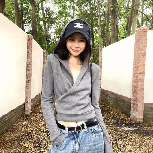 Women's casual hoodie with deep neckline Chic & Stil