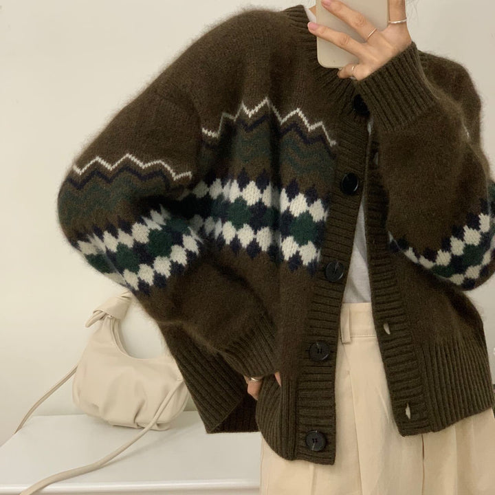 Cardigan féminin à la mode avec motif jacquard saisissant Chic & Stil