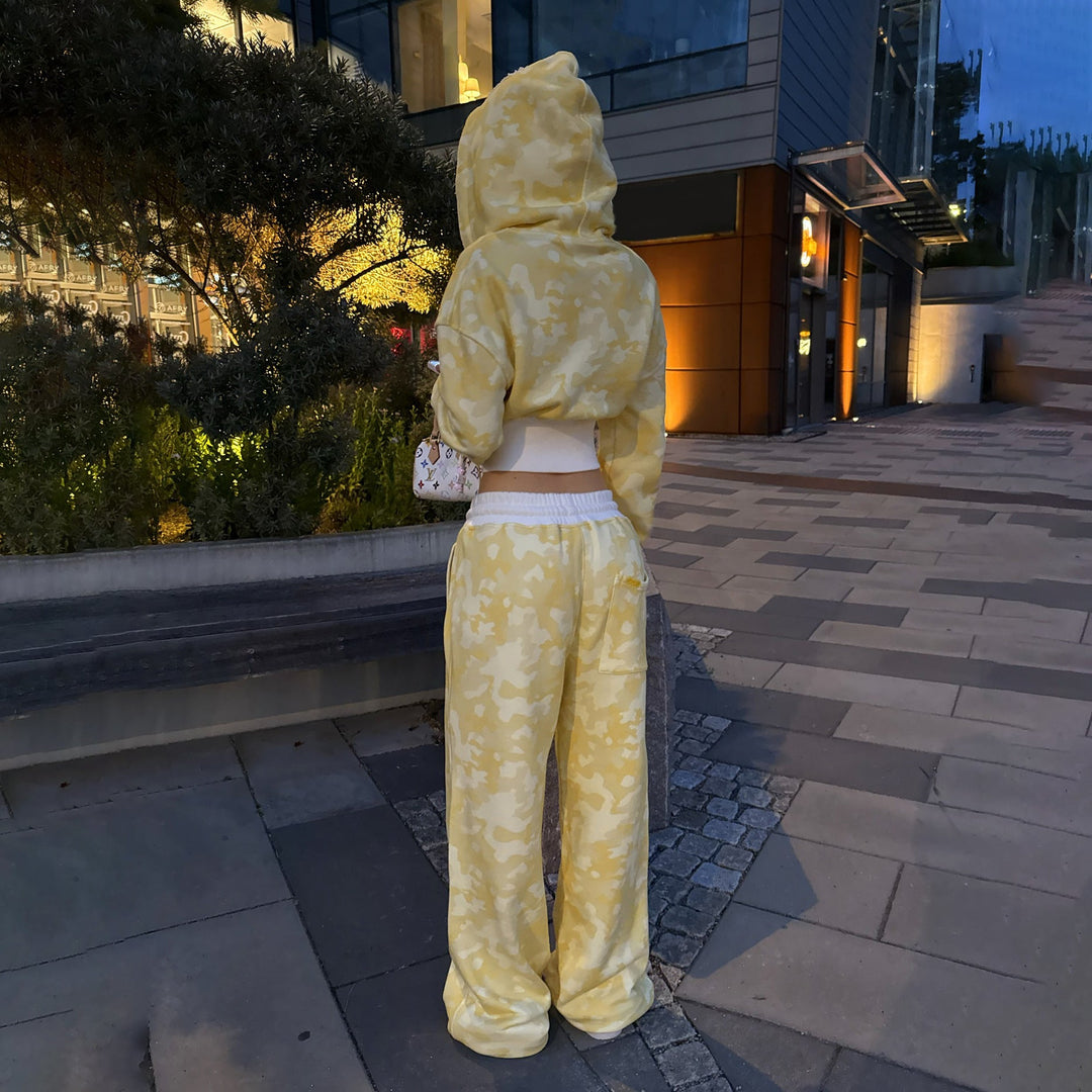 Ladies Stylish and Comfortable Tracksuit Set with Short Hoodie and Jogging Pants Chic Und Stil