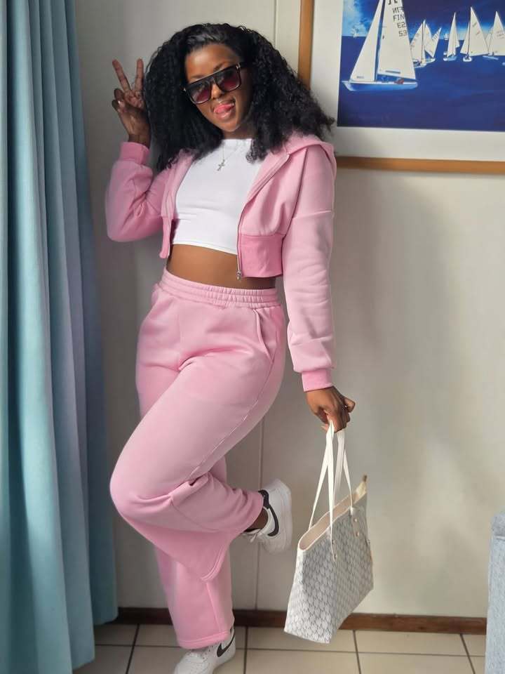 Women leisure jogging set with wide pants and cropped hoodie Lune London