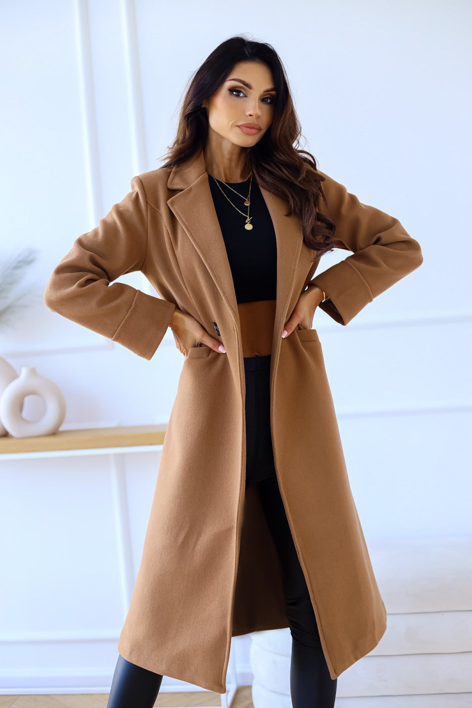 Timeless wool coat for women with an elegant lapel and practical pockets Lune London