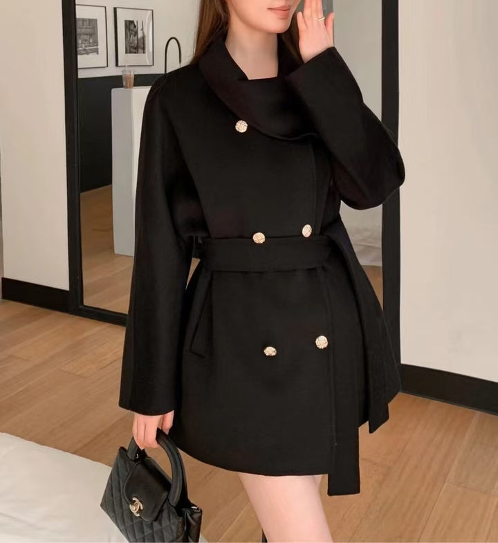 Veste courte à la mode pour femmes avec col asymétrique et détails de boutons dorés Chic & Stil
