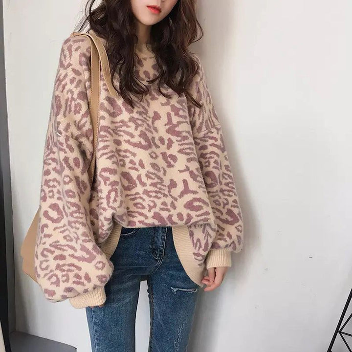 Oversized knitted sweater for women with modern animal pattern Lune London