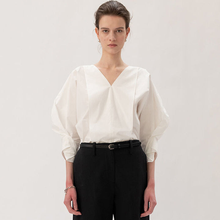 Blouse féminine tendance avec des manches volumineuses et un décolleté en V Chic & Stil