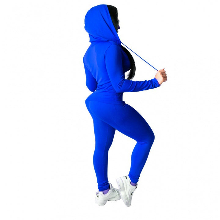 Ensemble de sport pour femmes en deux pièces avec veste à capuche et pantalons ajustés Chic & Stil