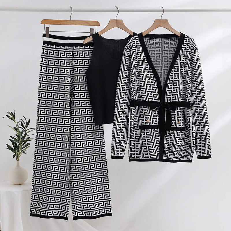 Fashionable and luxurious women's lounge set with an elegant pattern and practical pockets Lune London