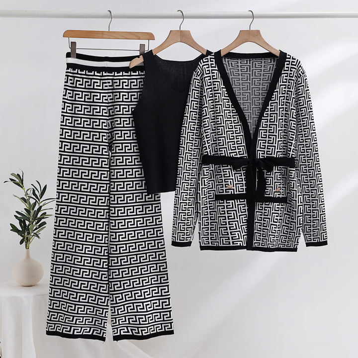 Fashionable and luxurious women's lounge set with an elegant pattern and practical pockets Lune London