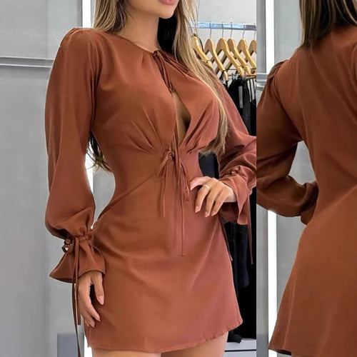 Robe mini femme avec décolleté plongeant et embellissements décoratifs sur les manches Chic & Stil