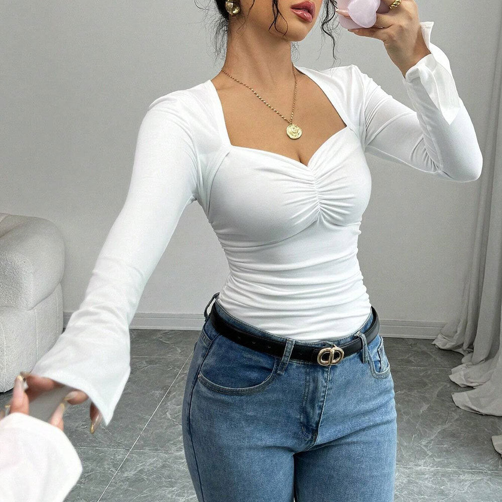 Blouse longue à manches longues pour femmes avec un décolleté carré chic et des détails de volants sophistiqués Chic & Stil