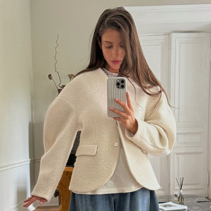 Veste en boucle tendance pour femmes avec épaules tombantes et fermeture par bouton Chic & Stil