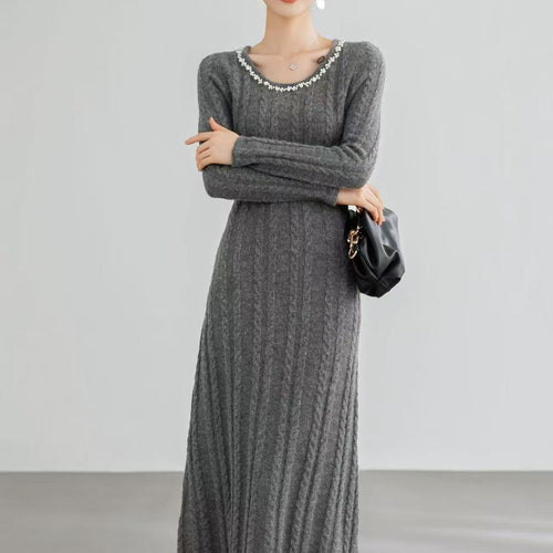 Robe en tricot élégante pour femmes avec motif en cable et détails décoratifs Chic & Stil