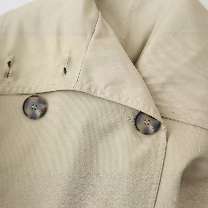 Manteau trench à la mode pour femmes avec un large col et un détail de ceinture Chic & Stil