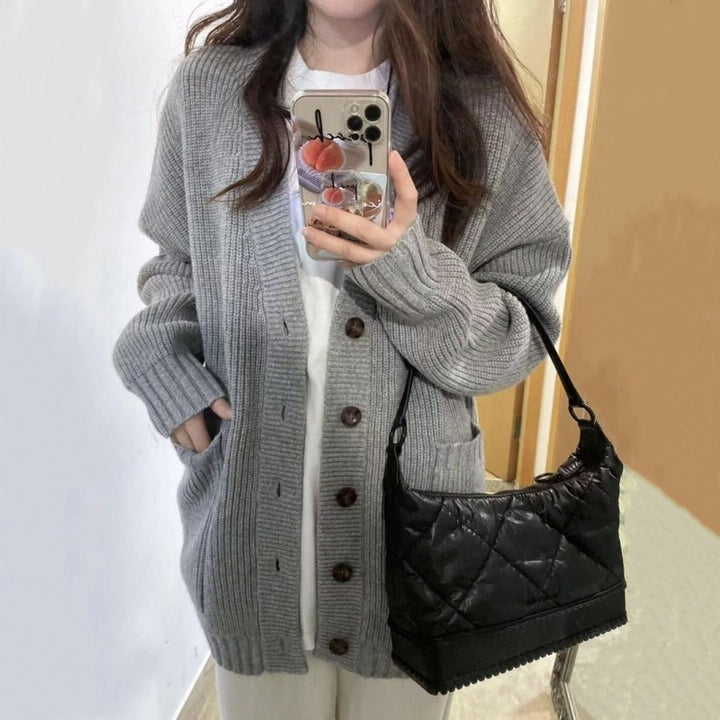 Cardigan féminin confortable avec un profond V et de grandes poches Chic & Stil