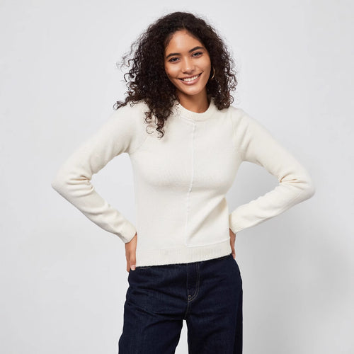 Pull en tricot pour femmes avec un joli col rond et des détails de couture modernes Amarae