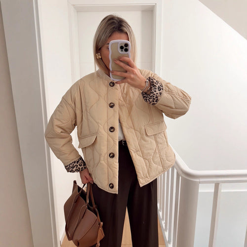 Quilted transitional jacket for women with practical pockets and round collar Amarae