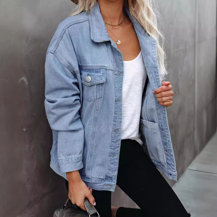 Veste en jean décontractée pour femmes au design oversize avec poches poitrine Chic & Stil
