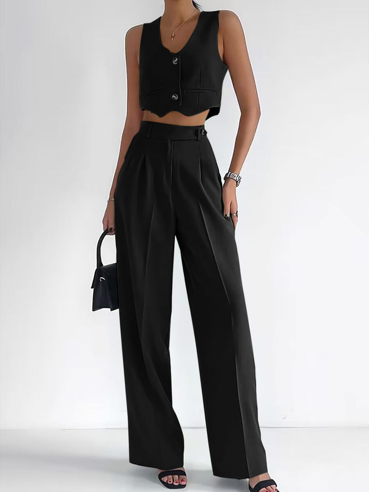 Women's trendy two-piece set with mid-calf pants and modern crop top Lune London