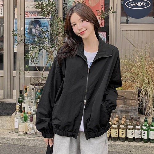 Ladies sporty jacket with lightweight material and elastic cuffs