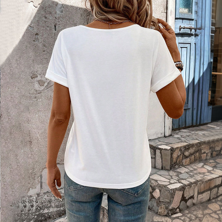 T-shirt femme col en V avec des détails découpés à la mode Chic & Stil