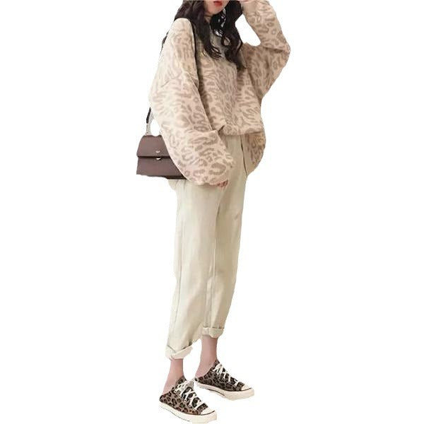 Oversized knitted sweater for women with modern animal pattern Lune London