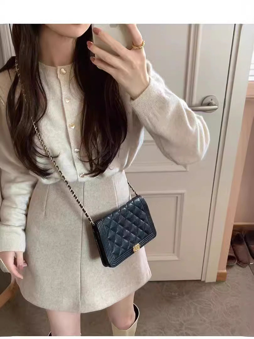 Cardigan féminin en tricot fin avec boutons décoratifs et coupe élégante Chic & Stil