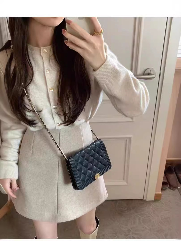 Cardigan féminin en tricot fin avec boutons décoratifs et coupe élégante Chic & Stil