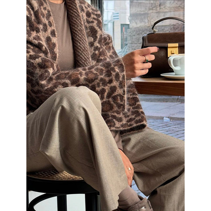 Ladies Comfortable Sweater and Knitwear with Chic Leopard Pattern and Style