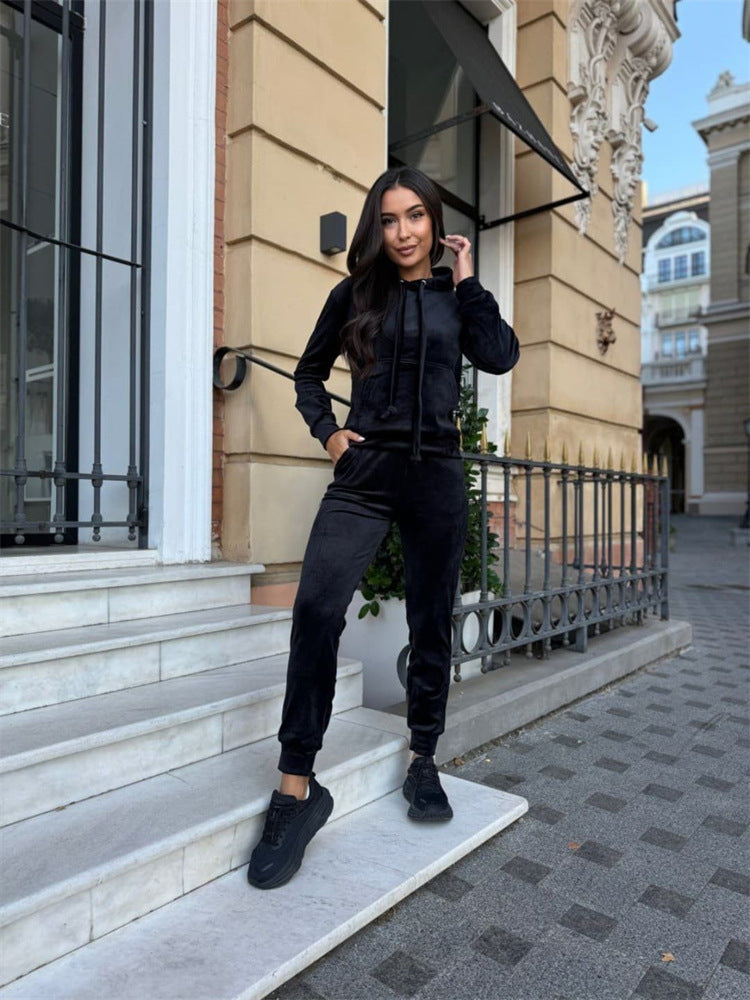 Thermal tracksuit set for women in luxurious velvet with high collar and practical pockets Lune London