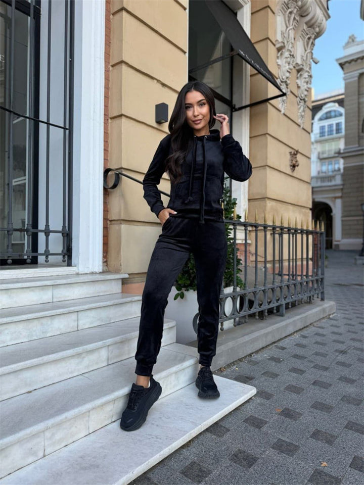 Thermal tracksuit set for women in luxurious velvet with high collar and practical pockets Lune London