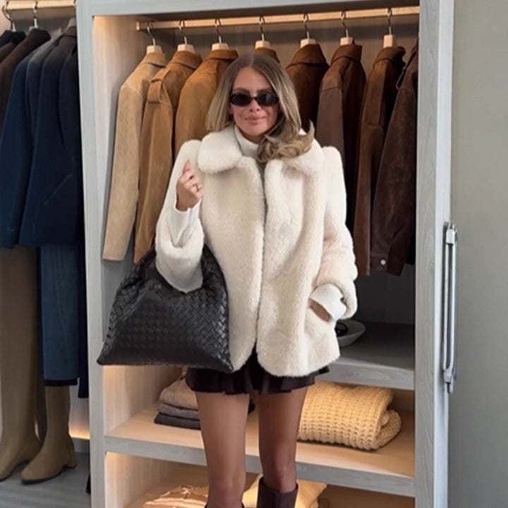 Women's short jacket made of teddy faux fur with oversized collar and pockets Amarae