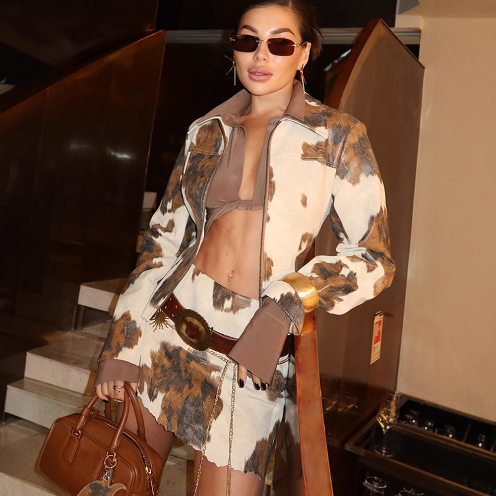 Women's short jacket in cropped cut with cow print, zipper and shirt collar Amarae