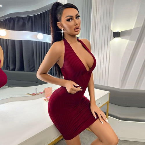 Robe mini ajustée pour femmes avec décolleté en V profond Chic & Stil
