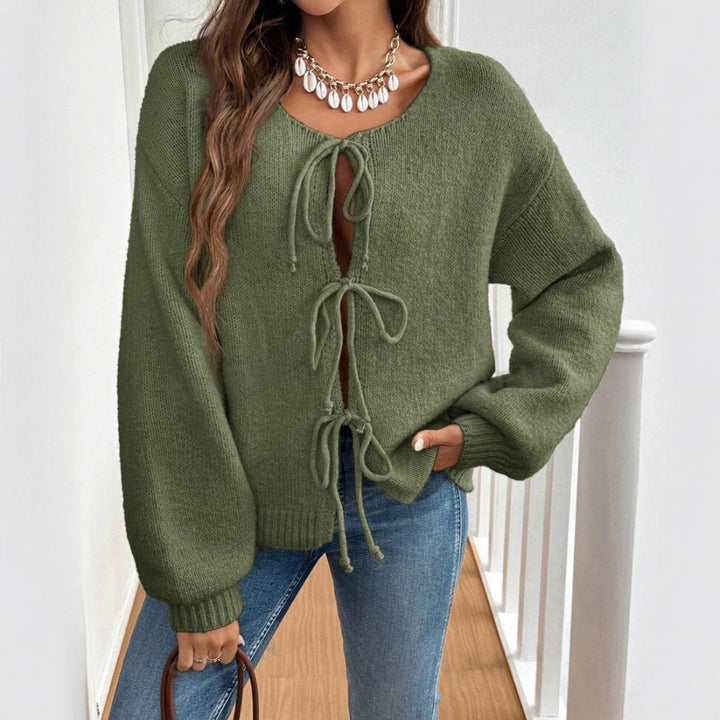 Pull en maille pour femme avec des détails de nœud élaborés Chic & Stil