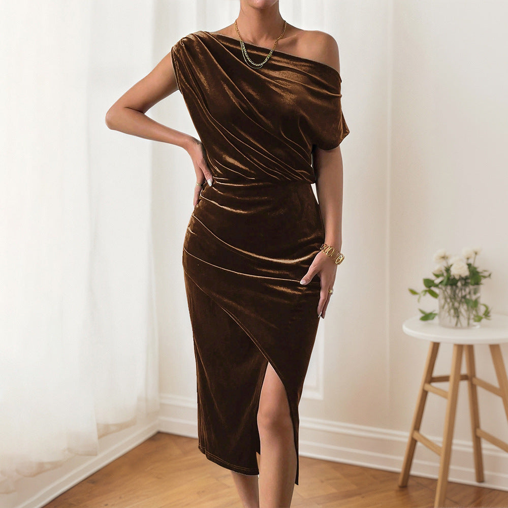 Robe maxi élégante pour femmes avec design à épaules dénudées et velours luxueux Chic & Stil