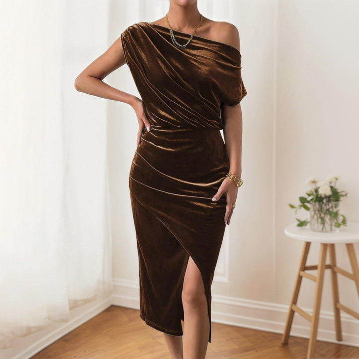 Robe maxi élégante pour femmes avec design à épaules dénudées et velours luxueux Chic & Stil